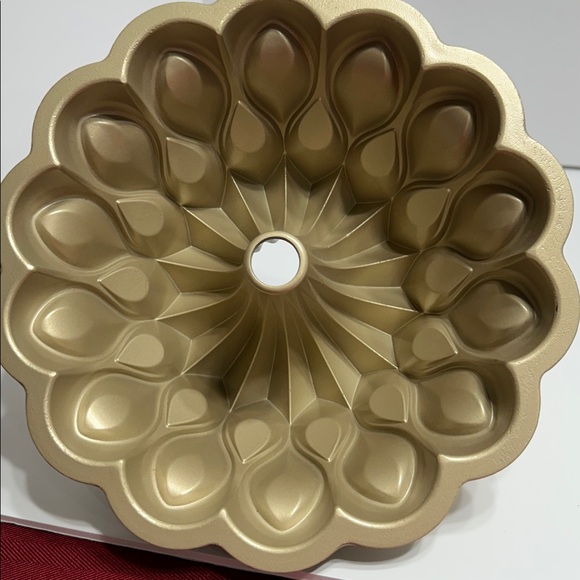 NWOT Nordic Ware Elegant Gold Bundt Pan - Picture 4 of 4